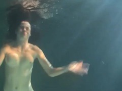 UhAnal presents: This girl can stay underwater for a long time